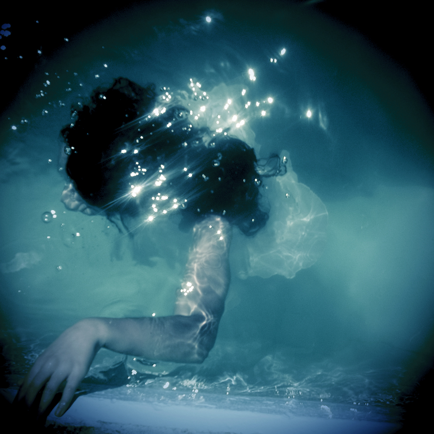 Руки бездны. Девушка тонет в воде. Девушка в воде Эстетика. Девушка под водой. Погружение в воду.